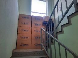 Разгрузили коробки на склад